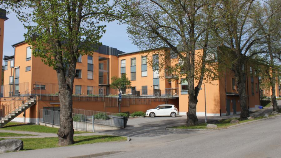 Ringvägen 1. Infarten till garaget och den yttre parkeringsplatsen.